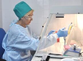 Realización de una prueba de heces para detectar huevos de helmintos.